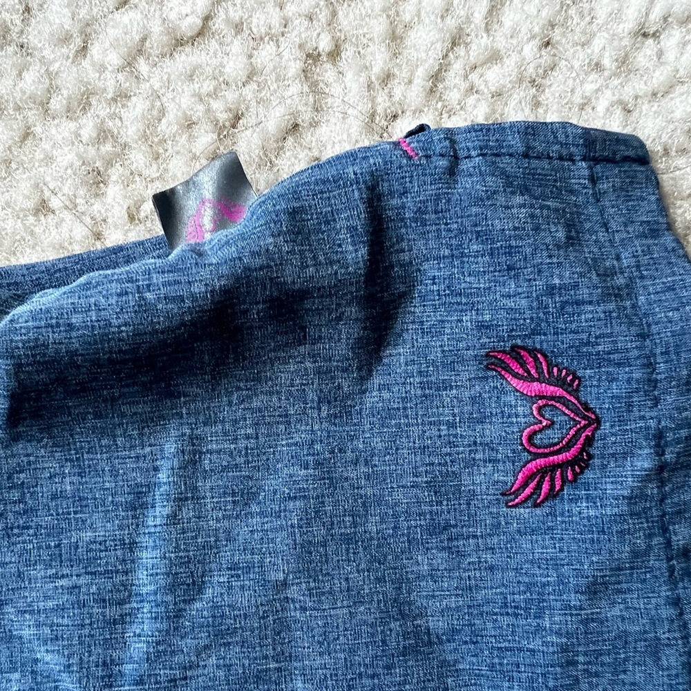 Matching woman’s scrub set - Picture 4 of 7